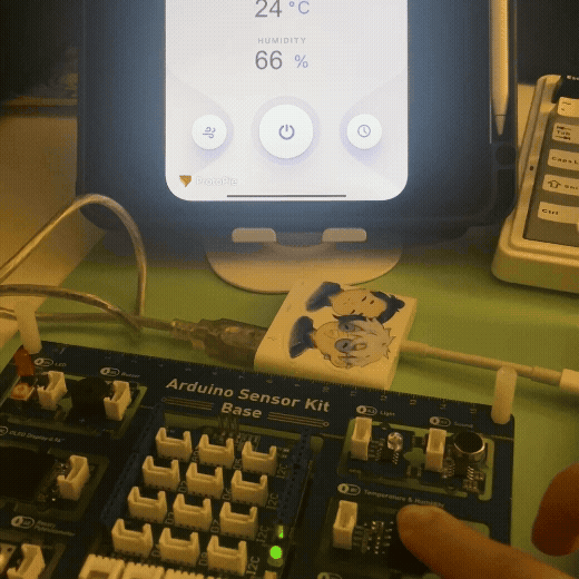 Increasing the humidity by putting my finger on the Arduino sensor